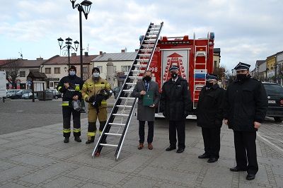 Druhowie OSP Szydłowiec przed ratuszem w Szydłowcu po przekazaniu sprzętu przez Burmistrza Szydłowca.