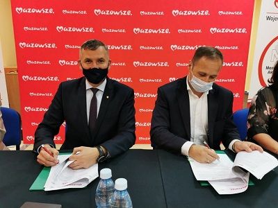 Burmistrz Szydłowca oraz Wicemarszałek Województwa Mazowieckiego podczas podpisania umowy.