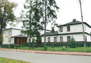 Budynek Publicznej Szkoły Podstawowej im. Janusza Kusocińskiego w Sadku. Zdjęcie pochodzi ze strony www.naszszydlowiec.pl. 