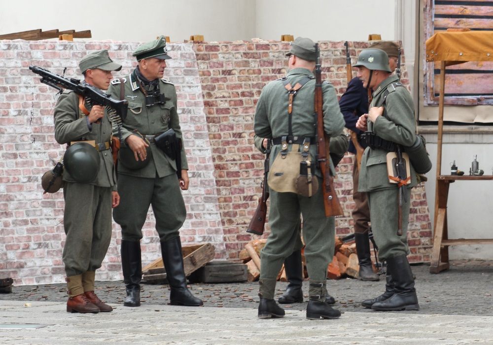 powstańcy na tle muru