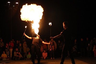 Kuglarze podczas występu plując ogniem.