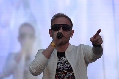 Maciek Roteiro na scenie podczas występu