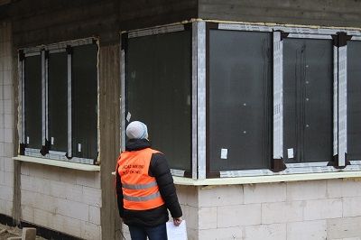 Pracownik Urzędu Miejskiego ocenia stan wykonania pracy.