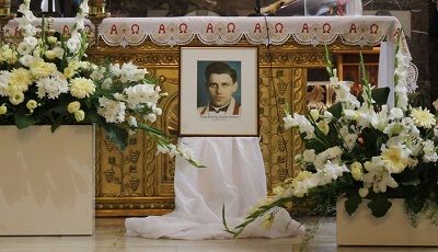 Zdjęcia księdza Romana Kotlarza na tle ołtarza w kościele św. Zygmunta w Szydłowcu