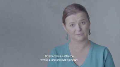 Kobieta mówiąca o kampanii.