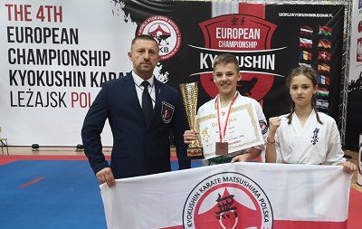 Sensei Robert Wyciszkiewicz razem ze swoimi wychowankami  Julią Pobideł i Adamem Bednarczykiem