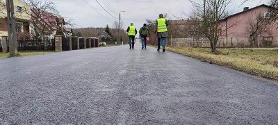 Komisja odbierająca drogę w Sadku.