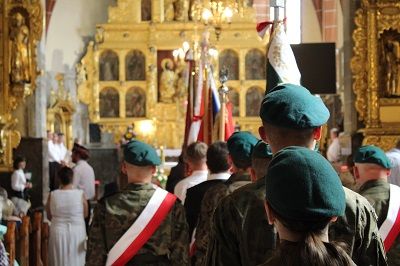 Zdjęcie przedstawia strzelców Związku Strzeleckiego podczas uroczystej mszy świętej za Ojczezynę.