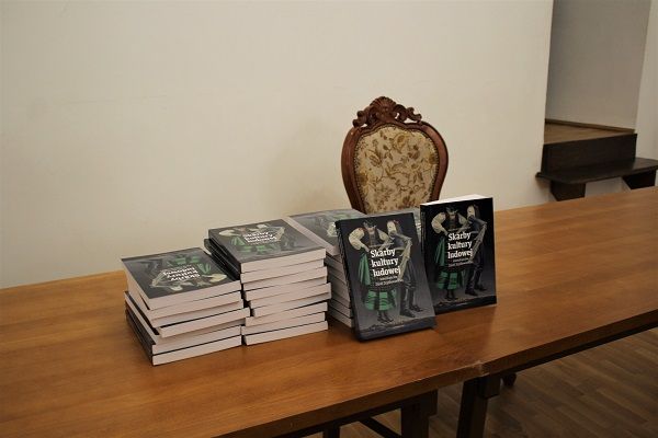 Zdjęcie przedstawiające książkę Skarby kultury ludowej mieszkańców ziemii szydłowieckiej