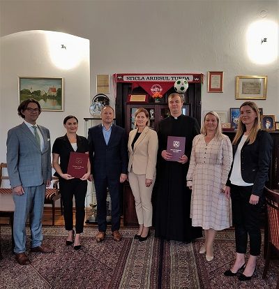 Zdjęcie wykonane podczas uroczystego ślubowania dwóch nowych nauczycieli. Ślubowanie odbyło się w Ratuszu.